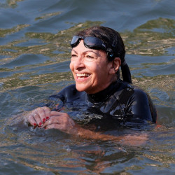 Paris Mayor Swims in Seine to Prove Its Cleanliness