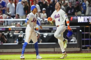 Mets Secure Ninth Straight Win and Take Wild Card Lead